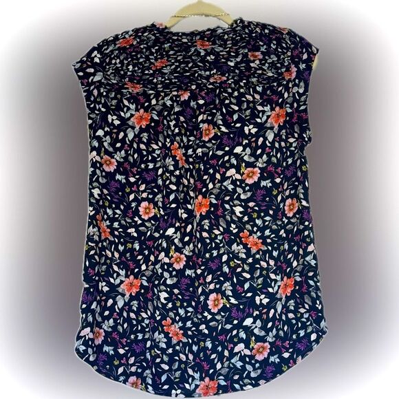 Beautiful Daniel Rainn floral top! - Picture 9 of 12